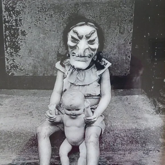 NEW 15" HALLOWEEN CREEPY WITCH GIRL HOLDING DOLL SCARY FRAME EASEL BACK ODDITY - Picture 9 of 11